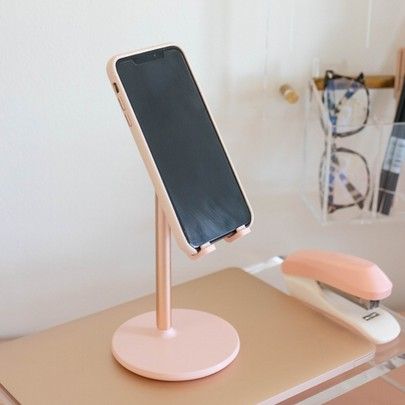 Cute Phone Stand, Pink Penthouse, Diy Phone Stand, Phone Charging Stand, Bracelet Business, Phone Stand For Desk, Phone Humor, Mini Office, Office Gadgets