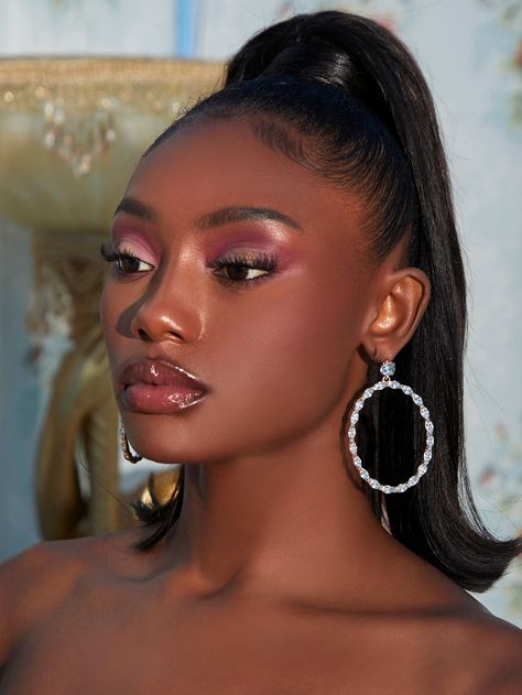 Like this photo? Apply it to your now! Or choose among thousands of other effects and their combinations. Makeup Looks Prom, Purple Makeup Looks, Maquillage On Fleek, Gold Makeup Looks, Bold Makeup Looks, Eye Makeup Styles, Pink Eye Makeup, Prom Makeup Looks, Makeup For Black Skin