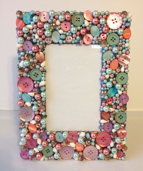 Bead Picture Art, Button Frames Ideas, Beaded Photo Frame, Button Picture Frames, Beaded Picture Frames, Old Picture Frame Ideas, Valentines Love Letter, Decorating Picture Frames, Diy Valentine Decor