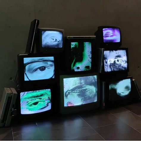 Tv Installation Ideas, Old Tv Art Installation, Tv Art Installation, Tv Installation Art, Crt Aesthetic, Crt Tv Aesthetic, Split Screen Design, Asylum Room, Grunge Decor