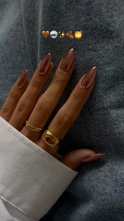 Simple Short Almond Nails Fall, Autumn Inspo Nails, Autumn Style Nails, Nails For Autumn 2024, Nails Ideas Autumn 2024, Nails Ideas Fall 2024, Fall Beauty Aesthetic, Short Nails For Autumn, It Girl Nails Aesthetic