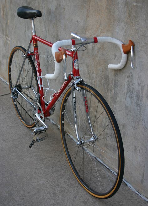 Andy Hampsten's Levis Pinarello team bike that he rode in the 1986 Coors Classic. Found on http://www.velocipedesalon.com Cycling Memes, Bici Retro, Bike Swag, Classic Road Bike, Road Bike Vintage, Thigh Workout, Steel Bicycle, Bicycle Gear, Velo Vintage