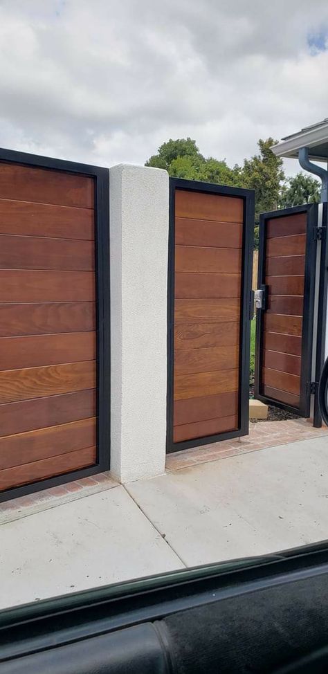 Rail Gate Design, Minimalist Gate Design Modern, House Front Gate, Wooden Gate Designs, Gate Design Modern, Ideas Jardin, Backyard Gates, Privacy Fencing, Wood Fence Design