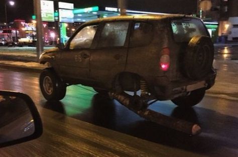 Russian Driver Replaces Car Tire with Log - Neatorama Car Classic, Classic Tattoo, Car Mods, Flat Tire, Spare Tire, Funny Fails, Auto Repair, Bored Panda, Funny Images