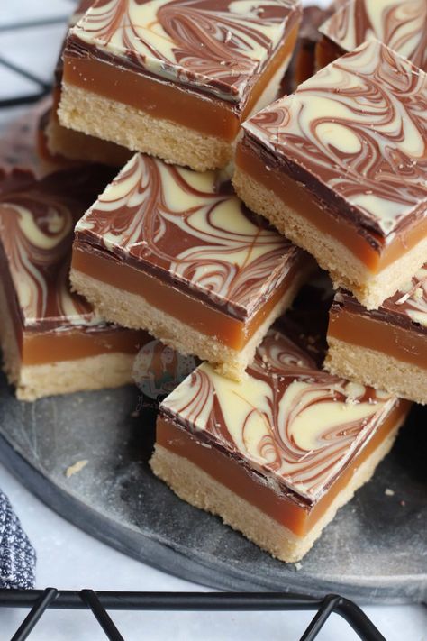 Millionaire Shortbread Recipe, Shortbread Cake, Millionaires Shortbread, Millionaire's Shortbread, Homemade Shortbread, Janes Patisserie, Caramel Shortbread, Caramel Filling, Shortbread Recipe