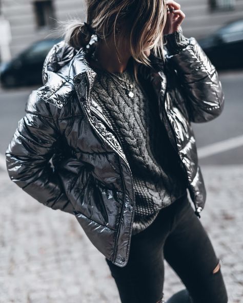 winter metallics #taste Silver Puffer Jacket Outfit, Silver Puffer Jacket, Puffer Jacket Outfit, Silver Jacket, Metallic Jacket, Daily Outfit Inspiration, Jacket Outfit, Winter Coats Women, Mode Inspiration