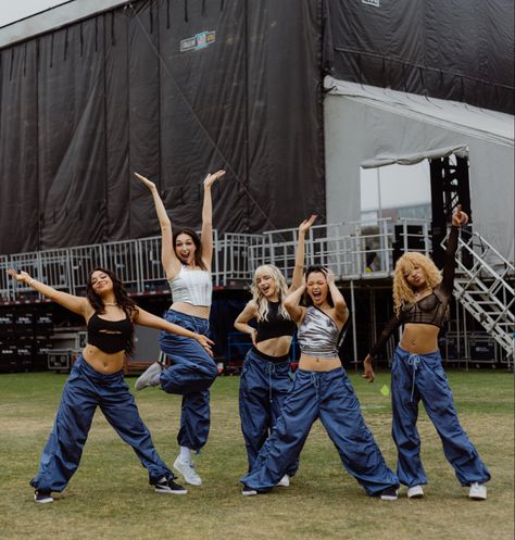 Professional Dancer Aesthetic, Dance Group Outfits, Dance Streetwear, Dance Crew Outfits, Hiphop Dance Outfit, Hip Hop Aesthetic, Hoco Pics, Hip Hop Street Style, Dance Convention