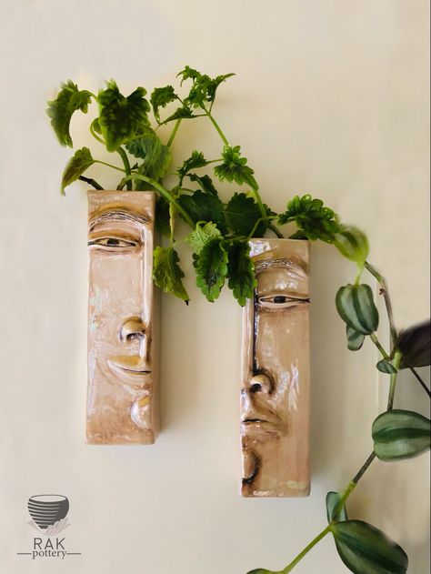 Face Pots, Ceramic Faces, Creative Wall Art, Wall Art Ideas, Clay Faces, Keramik Design, Garden Cafe, Pottery Crafts, Mural Floral