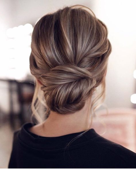 Margarita de Guzmán Luque ✨ on Instagram: “Cómo algo tan sencillo puede ser tan Ideal!!! Inspiración de peinados en la cuenta de @tonyastylist ❤️ La sencillez de la elegancia!! Vía…” Sanggul Modern, Styling Hacks, Chignon Bun, Classic Updo, Simple Wedding Hairstyles, Bridal Hair Updo, Fishtail Braid, Best Wedding Hairstyles, Low Bun