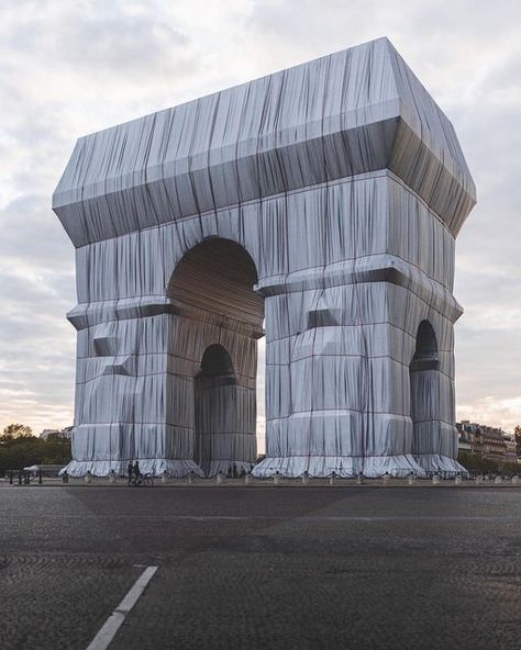 Christo And Jeanne Claude, Jeanne Claude, Gianfranco Ferre, Glitch Art, Futuristic Architecture, South Of France, City Streets, Installation Art, Art Direction