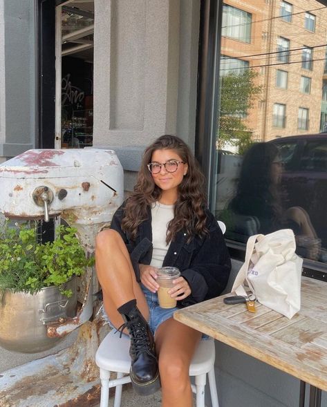 Viviane Audi Outfits, Outfits With Glasses, Viviane Audi, Casual Shorts Outfit, Black Long Sleeve Mini Dress, Ig Account, Spring Fits, 12 Pm, Easy Style