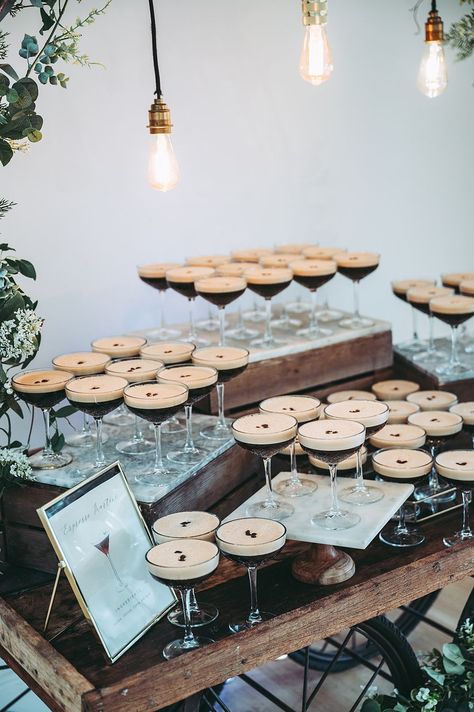 Hyde House Wedding Cotswold Pictures Espresso Martini Cocktails Drinks #wedding #drinks Hers And Hers Wedding Ideas, Wedding Food Cocktail Hour, Wedding Evening Ideas, Fun Things At A Wedding, Wedding Drinks Bar, Espresso Martini Station, Fall Wedding Dinner Ideas, Coffee Wedding Ideas, Unique Wedding Bar Ideas