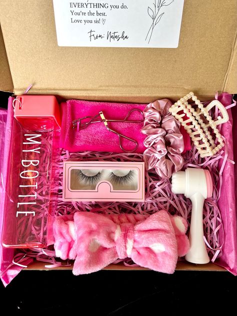 Gift Box Ideas Friends, Birthday Gift Box Idea, How To Package Gifts, Pink Present Box Gift Ideas, Valentines Gift For Friends Cheap, Christmas Gift Box For Best Friend, Best Friend 21st Birthday Gifts, Gift For Girls Birthday, Pink Birthday Present Ideas