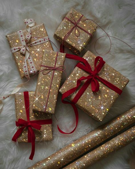 Follow me on insta Crystalartsy1. #shine#aesthetic#glitter#sparkle#gifts#shining#art#artist#gift Gifts Box Aesthetic, Christmas Glitter Aesthetic, Sparkly Christmas Aesthetic, Gifts Aesthetic Christmas, Glitter Photography Aesthetic, Glitter Christmas Aesthetic, Christmas Stocking Aesthetic, Christmas Aesthetic Gifts, Christmas Gifts Aesthetic