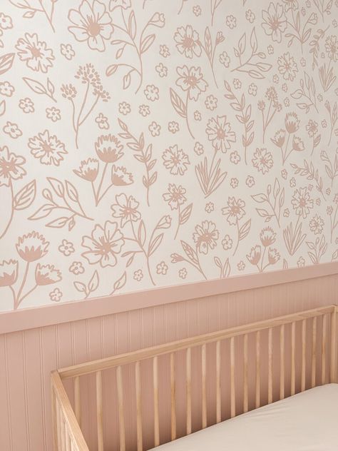 Project Mural On Wall, Hand Painted Flowers Wall, Wallpaper On Ceiling Girls Room, Wallpaper Ideas Nursery, Diy Floral Wallpaper Paint, Easy Painted Wallpaper, Floral Mural Nursery, Diy Painted Wallpaper Ideas, Nursery Hand Painted Wall