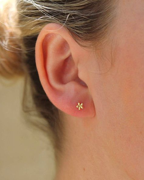 One Stud Earrings, Gold Studded Earrings, Gold Ear Studs Simple, Simple Cute Earrings, Small Gold Earrings Studs, Small Earrings Studs Unique, Small Gold Earrings Indian, Simple Earrings Gold Indian, Everyday Earrings Simple Classy