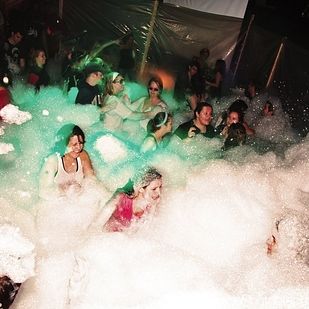 15 Insane College Parties That Will Make You Want To Transfer - BuzzFeed Mobile Party Aesthic, Dream Mapping, Parties Aesthetic, Liberty Mutual, Burning Men, Foam Party, College House, Young Wild Free, Frat Parties