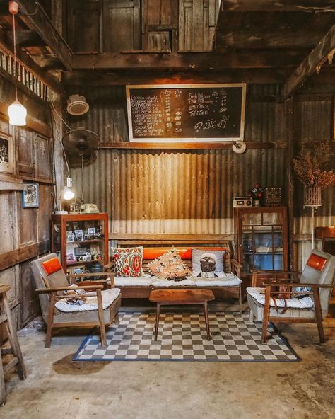 This Rustic Cafe In Thailand Set In An Old Shophouse Will Take You Back In Time - Bangkok Foodie Rustic Coffee Shop, Case Creole, Cafe Bar Design, Ayutthaya Thailand, Mini Cafe, Rustic Cafe, Coffee Shop Interior Design, Cafe Concept, Cozy Coffee Shop