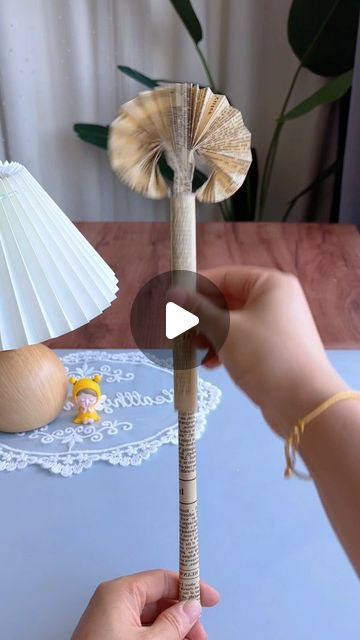 Diy Fan Craft, How To Make A Paper Fan, Craft With Newspaper, Folding Paper Crafts, Fan Craft, Fun Origami, Paper Roll Crafts Diy, Paper Projects Diy, Paper Towel Crafts