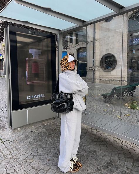 Hat With Scarf Outfit, Printed Scarf Outfit, Scarf Over Hat Outfit, Scarf And Hat Outfit, Hat And Scarf Outfit, Ootd Scarf, Scarf Aesthetic, Looks Adidas, Adidas Samba Outfit