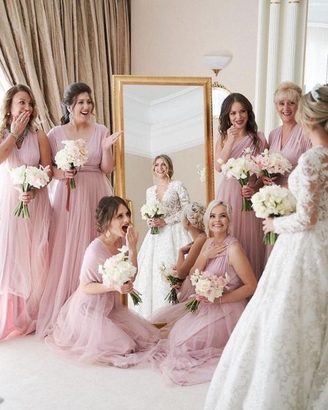 Pose Foto Pernikahan, Bridesmaid Dress Blush, Blush Bridesmaid Dress, Bride And Bridesmaid Pictures, Bridesmaid Poses, Infinity Dress Bridesmaid, Bridesmaid Pictures, Bridesmaid Photoshoot, Multiway Dress