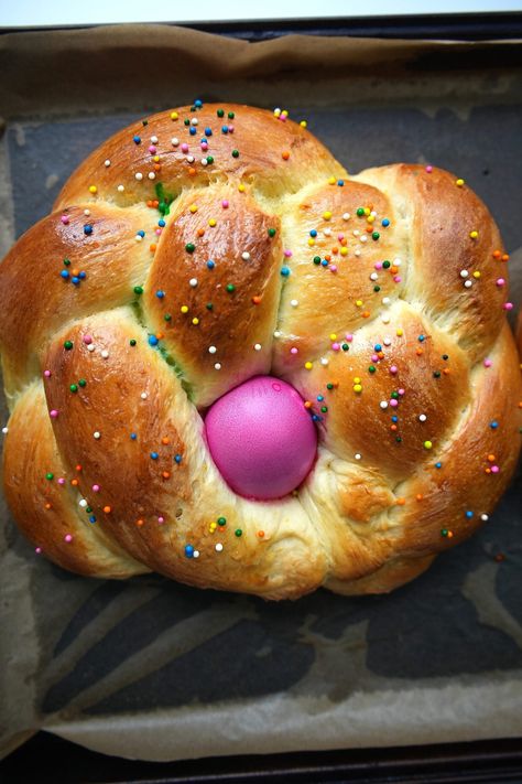 Italian Easter Bread (Pane di Pasqua) Russian Bread, Italian Easter Bread, Italian Easter, Braided Bread, Easter Food, Easter Bread, The Fame, Bread Ingredients, Hot Cross Buns