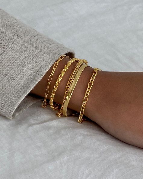 Gorjana Bracelet Stack, Gold Bracelet Stack Black Woman, Hold Bracelet Stack, Gold Bracelet Sets, Old Money Bracelet Stack, Bracelet Stack Inspo Gold, Gold Bracket Stack, Good Bracelet Stack, Gold Bracelet Stacking