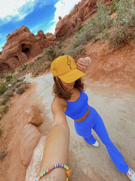 Arizona Hiking Outfit Summer, Arizona Summer Outfits, Casual Hiking Outfit Summer, Hiking Outfit Summer Hot, Arizona Hiking Outfit, Arizona Travel Outfits, Hiking Poses Photo Ideas, Hiking Aesthetic Outfit, Casual Hiking Outfit