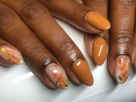 Short Nail Sns Designs, Fall Structured Gel Nails, Fall Nails Ideas Autumn Short Almond, Thanksgiving Acrylic Nails Short, Warm Nail Designs, Natural Nails Fall Colors, Fall Short Stiletto Nails, Orange Thanksgiving Nails, Caramel Gel Nails