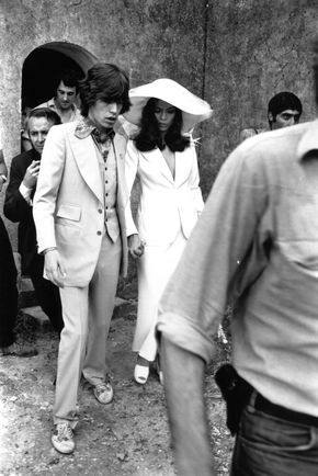 Victoria Tornegren, Courthouse Wedding Dress, Halston Dress, Bianca Jagger, San Tropez, Iconic Weddings, Vogue Wedding, Seventies Fashion, Party Kleidung