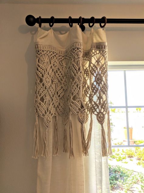 Modern Boho Curtains, Cortina Boho, Macrame Window Curtain, Macrame Curtains, Cortinas Boho, Slouchy Hat Pattern, Crochet Curtain Pattern, Macrame Wall Hanging Patterns, Stylish Curtains