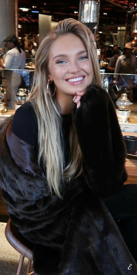 Romee Strijd Style, Romee Strijd, Vs Models, Makijaż Smokey Eye, Blonde Hair Inspiration, Blonde Hair Looks, Elsa Hosk, The Smile, Victoria Secret Fashion Show