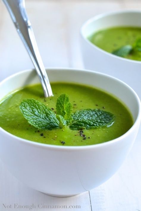 Cold Soup Recipes Summer, Pea And Mint Soup, Mint Soup, Green Pea Soup, Cold Soup Recipes, Chilled Soup, Soup Appetizers, Green Soup, Cold Soup