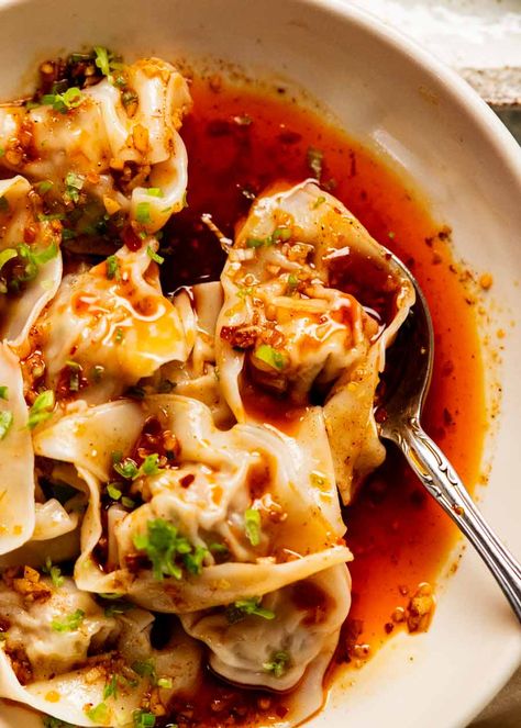 Close up of Spicy Wontons in Chilli Sauce - Din Tai Fung Chilli Oil Wonton, Din Tai Fung Spicy Wonton Recipe, Spicy Wonton Sauce Chili Oil, Din Tai Fung Spicy Noodles Recipe, Spicy Wontons, Baso Aci, Din Tai Fung, Wonton Recipes, Arroz Frito