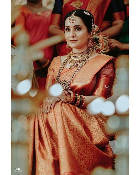 Orange Bridal Saree, Kerala Hindu Bride, South Indian Wedding Saree, South Indian Bride Saree, Reception Outfits, Indian Wedding Poses, Celebrity Bride, Kerala Bride, Wedding Aesthetics