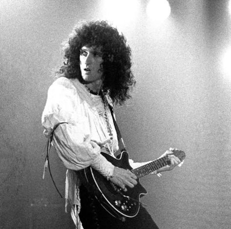 Brian May Pfp, Queen Band Pfp, Brian May 70s, Brain May, Queen Brian May, I Need Love, Queen Photos, Bad Picture, Queen Pictures