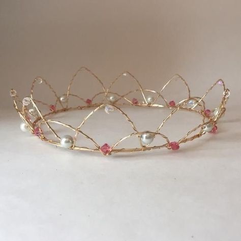 @ruby_scherer Pink Fairies, Pink Princess Crown, Baby Dress Diy, Diy Jewelry Unique, Diy Wire Jewelry, Princess Crown, Handmade Wire Jewelry, Diy Ribbon, Costume Hats