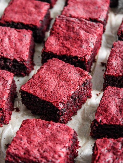 Red velvet brownies on parchment paper Eggless Red Velvet Brownies, Brownies Without Chocolate, Quick Brownies, Brownies Without Butter, Red Velvet Loaf, Quick Brownie Recipe, Recipe For Brownies, Red Velvet Brownies Recipe, Velvet Recipes