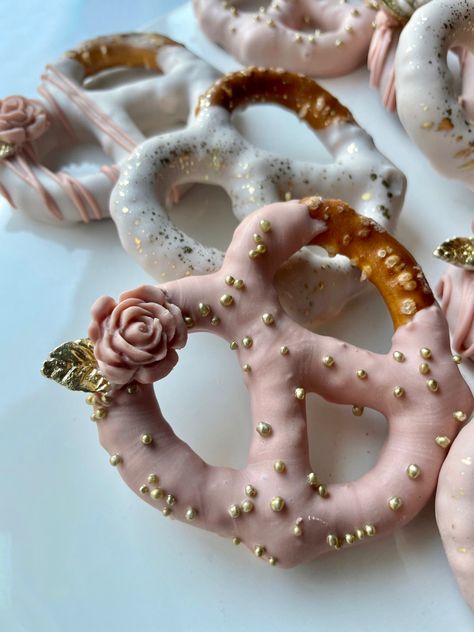 Pink White And Gold Chocolate Covered Pretzels, Boho Chocolate Covered Pretzels, Rose Gold Pretzel Rods, Bridal Treats Wedding Showers, Blush Pink Dessert Table, Table Treats Ideas, Sweet 16 Treats Desserts, Chocolate Covered Treat Box Ideas, Rose Gold Chocolate Covered Pretzels