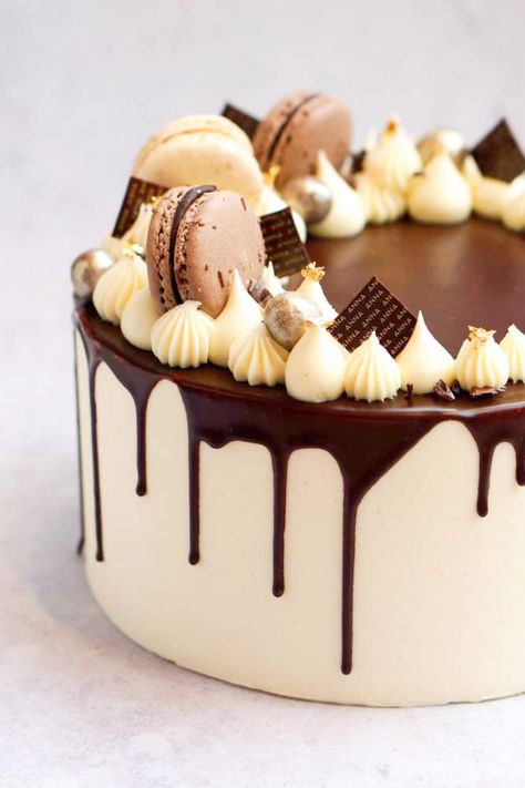 Macaron Decoration Cake, Coffee Drip Cake, Neutral Cakes Birthday, White Cake Chocolate Drip, Cake Ideas With Macarons, White Chocolate Birthday Cake Ideas, Chocolate Macaron Cake, White Chocolate Cake Design, Macarons Cake Ideas