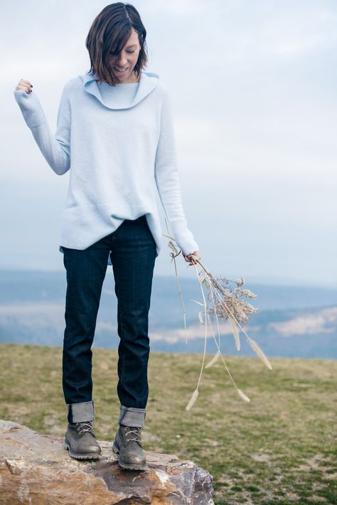 cuffed-straight-leg-jeans Jeans With Hiking Boots, How To Wear Hiking Boots, Hiking Boot Outfit, Wander Outfit, Climbing Outfit Woman, Straight Leg Jeans Outfits, Mom Edit, Hiking Boots Outfit, Best Hiking Shoes