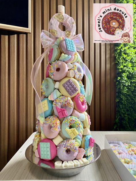 Diy Donut Tree, Mini Donut Tower, Donut Stack Cake, Donut Cake Tower, Donat Tower, Doughnut Tower, Birth Cakes, Donut Birthday Cake, Donut Tower