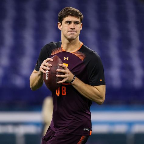 If you are a huge football fan and keep an eye on the NFL, you must have known Daniel Jones. Daniel Jones, Back To Work, New York Giants, Football Fans, Nfl Football, Net Worth, You Must, Nfl, Football