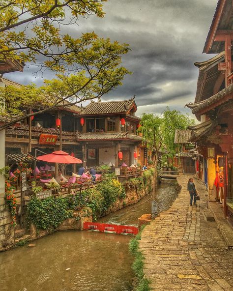 Discover Lijiang, China: What to See Lijiang China, China Photo, Lijiang, Most Beautiful Animals, Annie Sloan, Beautiful Buildings, Travel Inspo, Kuala Lumpur, Metallic Paint