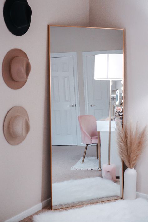 Big Mirror In Bedroom, Paradise Decor, Blob Mirrors, Mirror Bedroom Decor, Room Deco, Cute Bedroom Decor, Living Room Mirrors, Room Makeover Bedroom, Room Makeover Inspiration