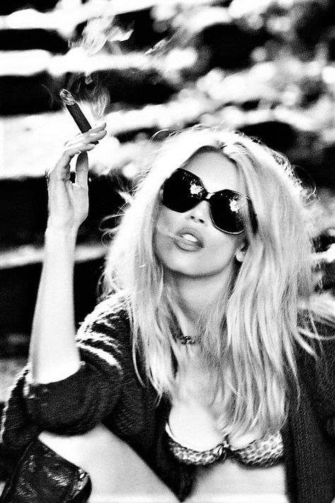 Claudia Schiffer 90s, Guess Girl, Ellen Von Unwerth, Rock Chick, Claudia Schiffer, Famous Models, Brigitte Bardot, Round Sunglass Women, Model Photography