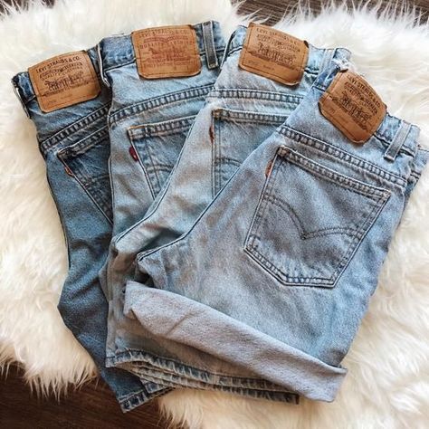 0731460a8a5ce1626210cbf4385ae0efdesc46125169ri Summer Jean Shorts Outfit, Denim Shorts Outfit, Wallpaper Retro, Tokyo Street Fashion, Summer Shorts Outfits, Wallpaper Vintage, Jeans For Short Women, Levi Shorts, Grunge Style