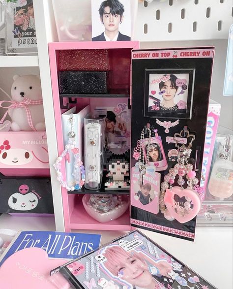 Kpop Locker Decor, Mini Locker Ideas, K Pop Desk Ideas, Locker Decorations Aesthetic Pink, Mini Locker Kpop, Mini Locker Aesthetic, Kawaii Locker, Locker Ideas Aesthetic, Kawaii Room Decor Desk Accessories