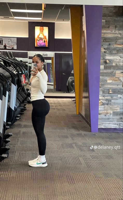 Daisy B Guerrero Fitness, Black Women In Gym Aesthetic, Big Glutes Reference, Black Women Workout Outfits, Body Gym Goals Aesthetic, Workout Outfits Women Aesthetic, Gym Girlies Aesthetic Mirror Selfie, Cute Gym Outfits Black Women, Workout Outfits For Women Aesthetic