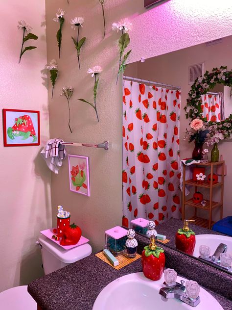 Cherry Bathroom Aesthetic, Strawberry Bathroom Ideas, Bathroom Decor Kawaii, Strawberry Shortcake Bathroom, Strawberry Room Decor Diy, Aestethic Bathroom Ideas, Strawberry Living Room Decor, Strawberry Bathroom Aesthetic, Fruit Theme Bathroom